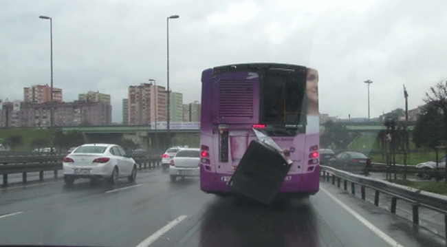 Otobüsün camı yola düştü, sürücüler tehlikeli anlar yaşadı