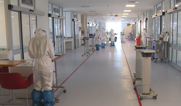 Yoğun bakım servisindeki mücadeleyi TRT Haber görüntüledi