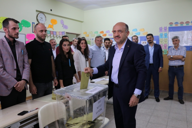 Siyasiler de sandık başına gitti