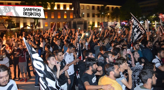 Beşiktaşlı taraftarlar şampiyonluğu kutladı