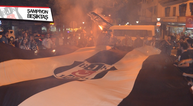 Beşiktaşlı taraftarlar şampiyonluğu kutladı