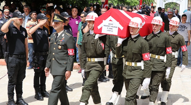 Şırnak şehitlerini, binlerce insan son yolculuğuna uğurladı