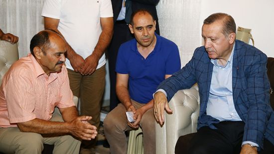 Cumhurbaşkanı Erdoğan şehit ailesini ziyaret etti