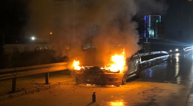 Bursa'da seyir halindeki araç yanarak küle döndü