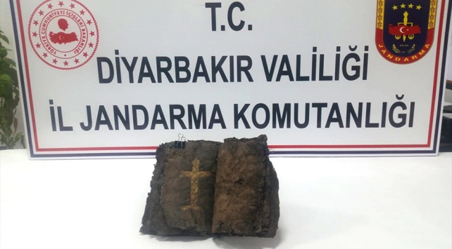 Diyarbakırda bin 200 yıllık olduğu iddia edilen İncil ele geçirildi