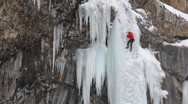 Erek Dağındaki buz şelalesi ünlü dağcıları ağırlıyor