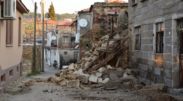 Ayvacıktaki depremde 85 konut hasar gördü
