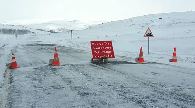 Ardahan-Şavşat karayolu kar ve tipiden ulaşıma kapandı