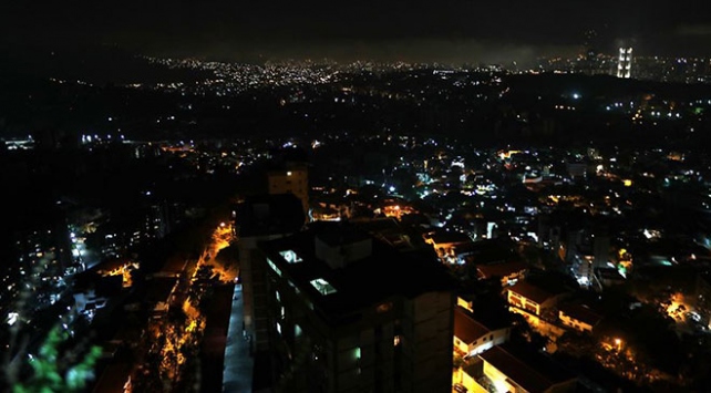 Venezuelada elektrik kesintisi nedeniyle hayat durdu
