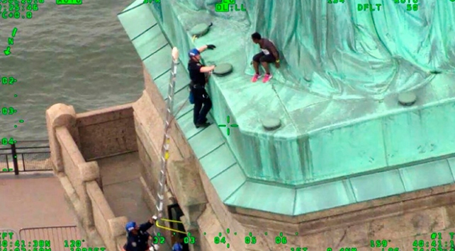 Trumpı protesto için Özgürlük Anıtına tırmanan kadına ceza verildi