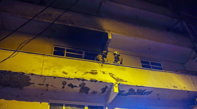 İstanbul'da bir binada çıkan yangında mahsur kalan 3 kişi kurtarıldı