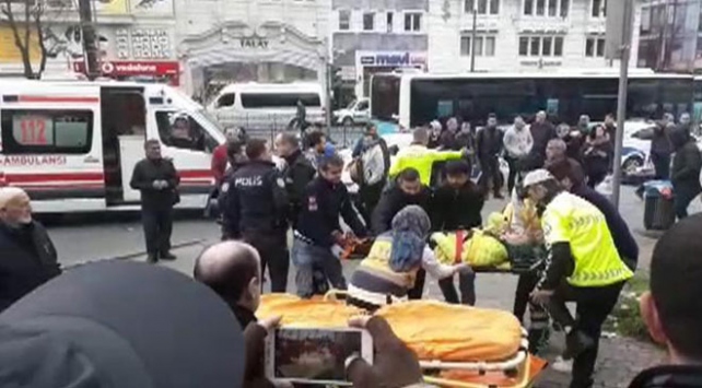 Beyazıt'ta özel halk otobüsü kaza yaptı