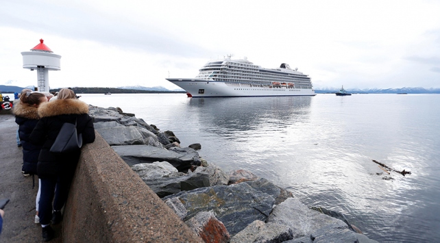 Norveç açıklarında mahsur kalan kruvaziyer gemisi kıyıya ulaştı