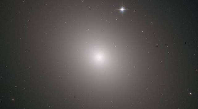 Hubble Teleskobu Messier 49 Galaksisini fotoğrafladı
