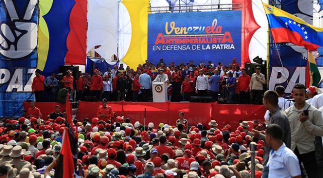 Maduro &quot;diyaloÄa&quot;, Guaido &quot;sokaÄa&quot; Ã§aÄÄ±rdÄ±