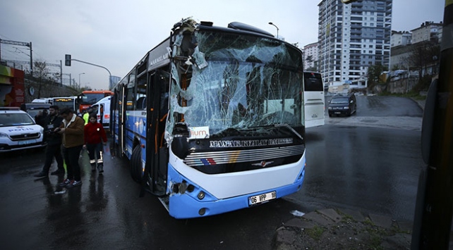 Başkentte özel halk otobüsü belediye temizlik aracına çarptı: 10 yaralı