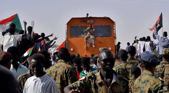 Sudanda ordudan göstericilere müdahale