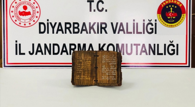 Diyarbakırda 1300 yıllık altın yazmalı kitap ele geçirildi