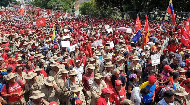 Venezuelada Maduro destekçileri sokakta