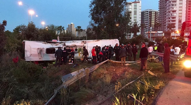 Adanada yolcu otobüsü devrildi: 2 ölü, 29 yaralı