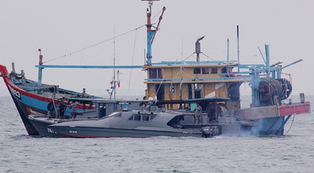 Endonezya'da Filipinler'e ait 2 balıkçı teknesine el konuldu