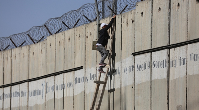 İsrail Ayrım Duvarı'nı geçmeye çalışan Filistinli çocuğu şehit etti