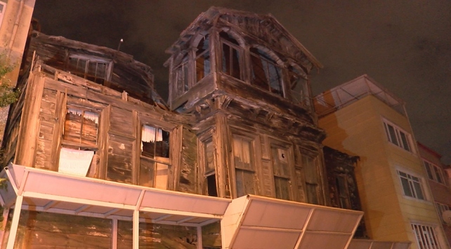 Çökme tehlikesi bulunan metruk bina çevresinde güvenlik önlemi alındı