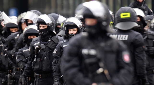 Almanyada polis ve askerlerden oluÅan neo-Nazi grubu tehlikesi