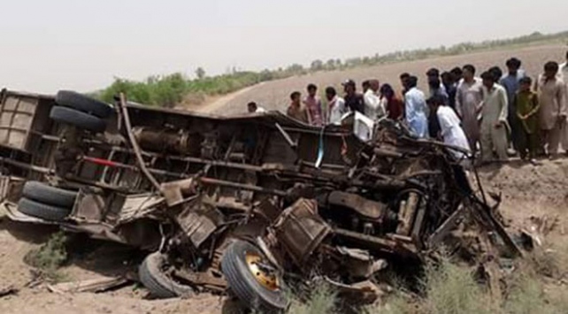 Pakistanda otobüs ile rikşov çarpıştı: 11 ölü, 22 yaralı