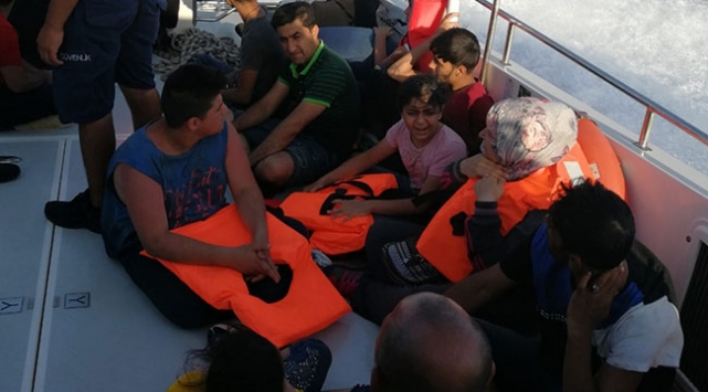 Muğla'da denizde mahsur kalan 22 düzensiz göçmen kurtarıldı