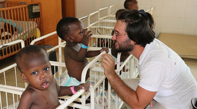 TİKA gönüllüleri Senegal'de yetimleri sevindirdi