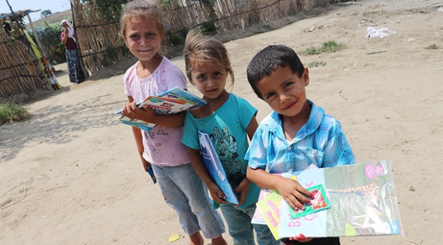 Köy köy dolaşarak çocuklara kitap dağıtıyor