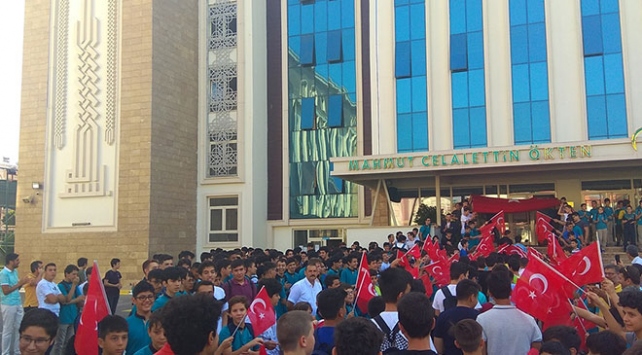 Yeni öğrencilere Türk bayraklı karşılama