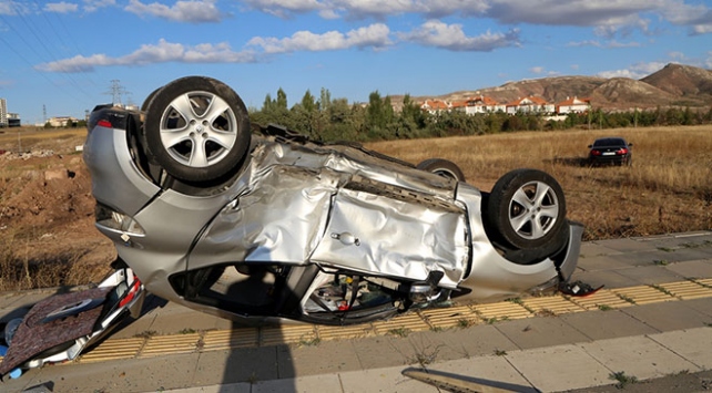 Sivas'ta iki otomobil çarpıştı 5 yaralı