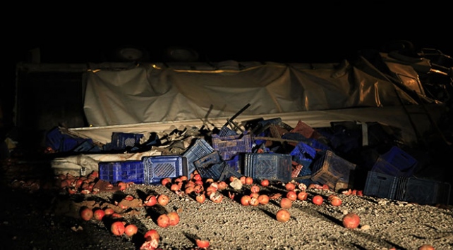 Antalyada nar yüklü kamyon devrildi: 3 ölü