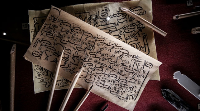 El yazması eserler tarihi medresede ziyaretçiyle buluşuyor