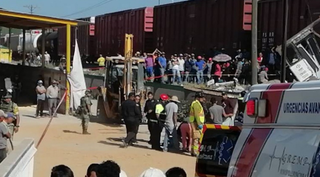 Meksika'da tren otobüse çarptı 9 ölü