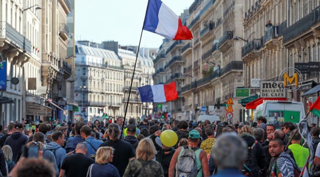 Fransa'da sarı yeleklilerin gösterileri 48 haftasında 17 gözaltı