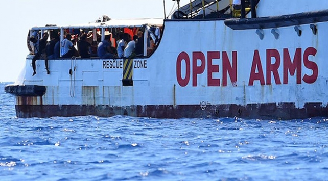 Midilli'de göçmen kurtarma gemisinin limana yanaşmasına izin verilmedi