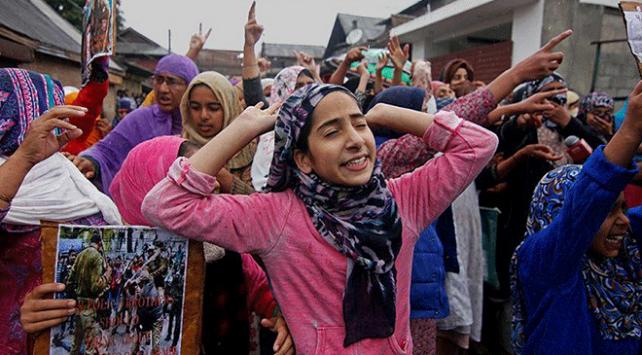 Cammu Keşmir'de gösteri yapan kadınlar gözaltına alındı
