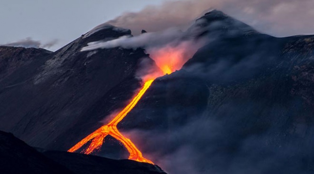 İtalya'da Etna yeniden lav püskürttü