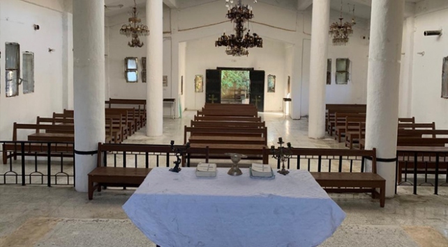 Teröristlerin zarar verdiği Ermeni kilisesini Mehmetçik onarıyor