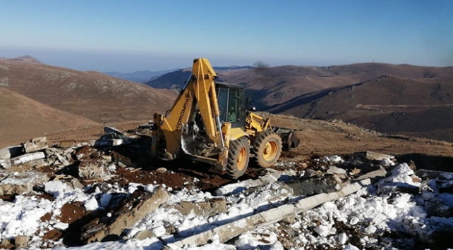 Trabzonda yaylalardaki 9 kaçak yapının inşaat temeli kapatıldı