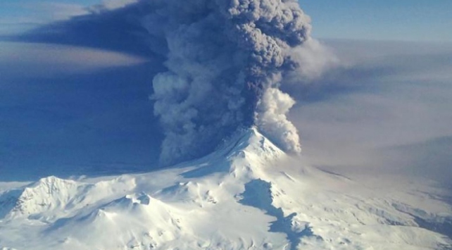 Alaskada Shishaldin Yanardağında patlama