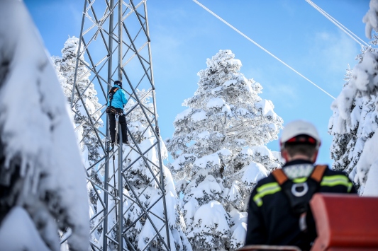 Uludağda "kesintisiz enerji" için elektrik dağıtım personelinin zorlu kış mesaisi