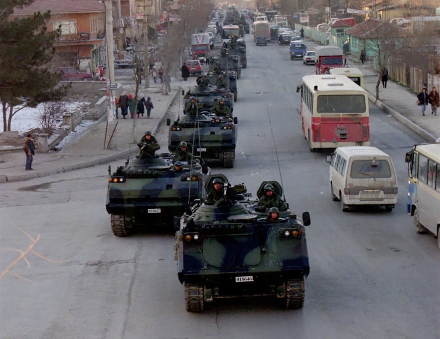 Etimesgut Zırhlı Birlikler Okulu`na ait tanklar 4 Şubat 1997`de Sincan`da motorlu yürüyüş yaparak Akıncı Üssü`ne gitti. (Arşiv)