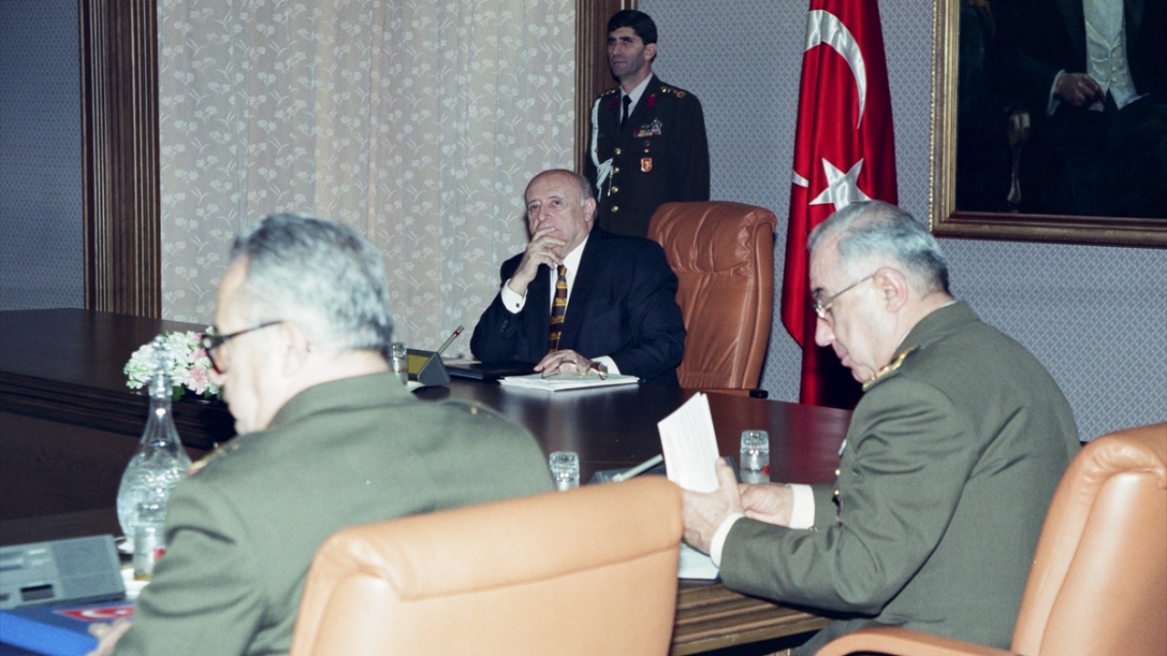 28 Şubat 1997`de yapılan tarihi MGK toplantısında, dönemin Cumhurbaşkanı Süleyman Demirel (solda), Genelkurmay Başkanı Orgeneral İsmail Hakkı Karadayı (ortada) ve kuvvet komutanları görülüyor. (Arşiv)