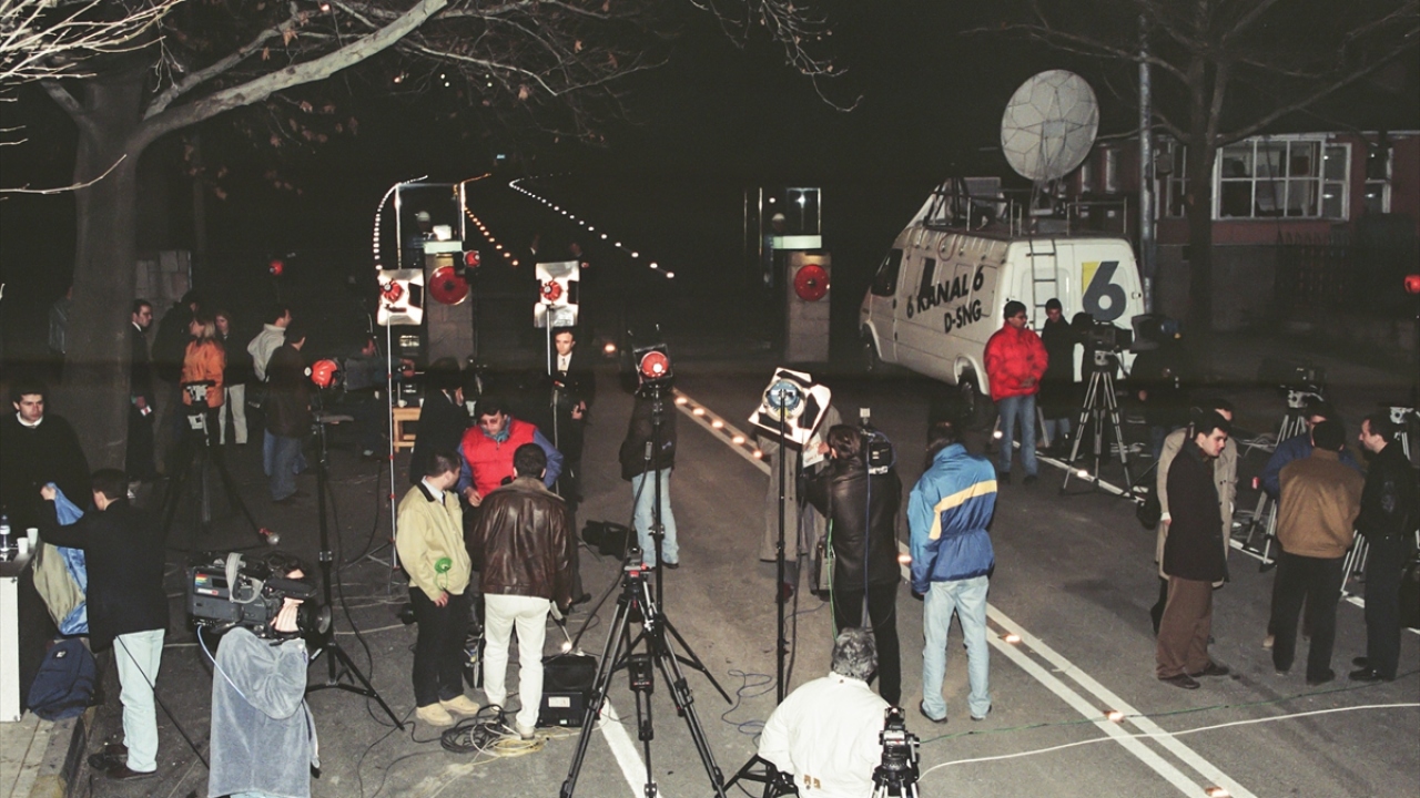 28 Şubat 1997`de Çankaya Köşkü önünde 9 saat süren tarihi MGK toplantısını bekleyen basın mensupları görülüyor. (Arşiv)