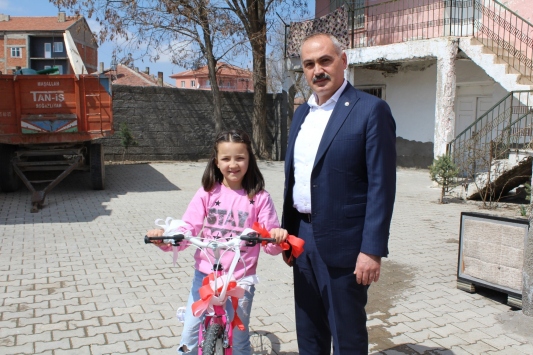 Cumhurbaşkanı Yardımcısı Oktay, bisiklet parasını kampanyaya ...