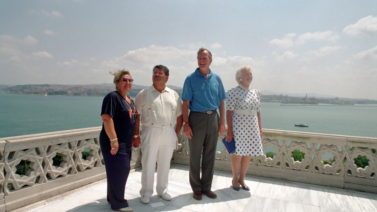 21 Temmuz 1991`de Cumhurbaşkanı Özal (sol 2), eşi Semra Özal (solda), ABD Başkanı George Bush (sağ 2) ve eşi Barbara Bush, Topkapı Sarayı`nda gazetecilere poz verdi. (Arşiv)